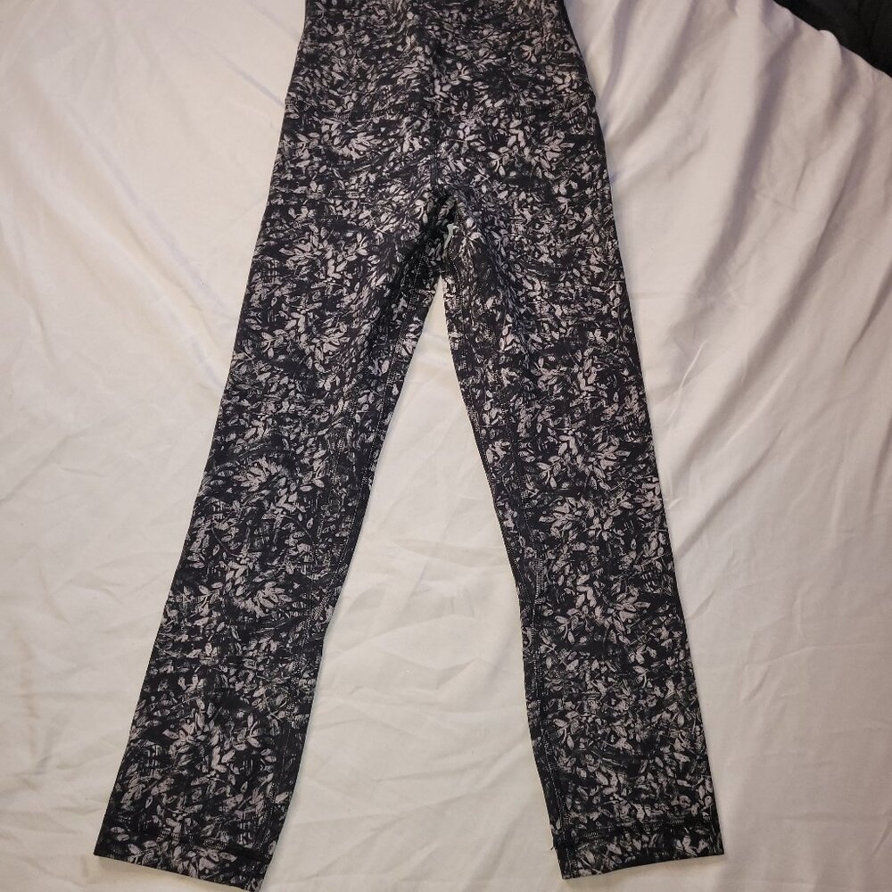 Lululemon wunder under high rise leggings, size 2, black gray leaf design